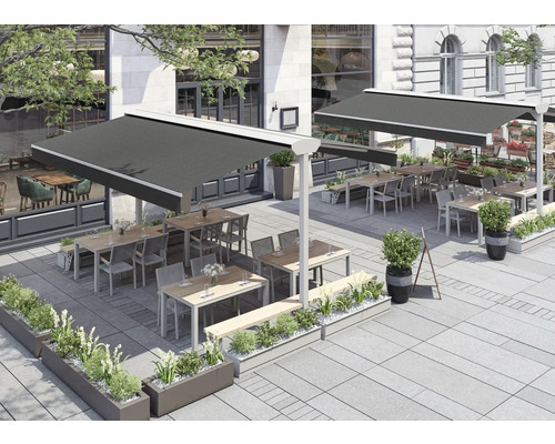 Extérieur d'un restaurant avec des auvents et des sièges