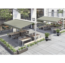 Vue extérieure d'un restaurant avec des auvents, des tables et des chaises