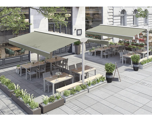 Vue extérieure d'un restaurant avec des auvents, des tables et des chaises