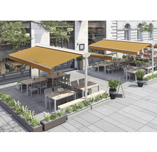 Aussenbereich eines Restaurants mit Markisen, Tischen und Stühlen