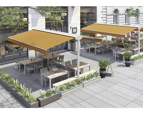 Aussenbereich eines Restaurants mit Markisen, Tischen und Stühlen