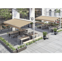 Aussenbereich eines Restaurants mit Markisen, Tischen, Stühlen und Bepflanzung