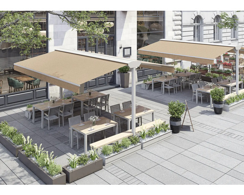 Aussenbereich eines Restaurants mit Markisen, Tischen, Stühlen und Bepflanzung