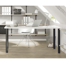 Bureau avec table, chaise, étagères et matériel de bureau