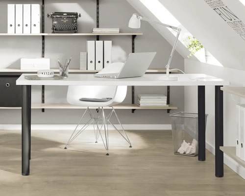 Bureau avec table, chaise, étagères et matériel de bureau