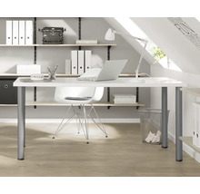 Bureau lumineux avec bureau, chaise de bureau, étagères et fournitures de bureau.