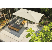Parasol rectangulaire au-dessus d'une terrasse moderne avec salon de jardin gris, table en bois et dalles claires.