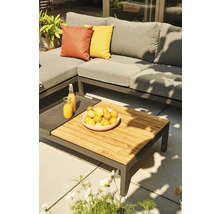 Salon de jardin d'angle moderne en métal avec coussins gris et table basse en bois sur une terrasse ensoleillée.