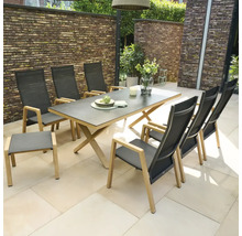 Ensemble de mobilier de jardin comprenant une table avec piètement en bois en X et six chaises à dossier haut en textile gris sur une terrasse.