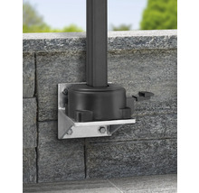 Wandhalterung für Sonnenschirmständer aus Metall an Steinwand befestigt