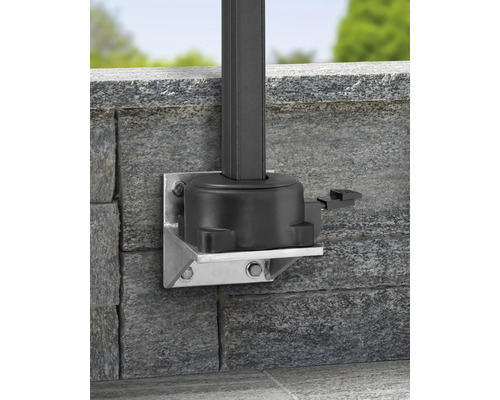 Wandhalterung für Sonnenschirmständer aus Metall an Steinwand befestigt