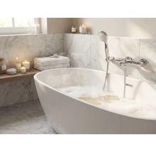 Badezimmer mit freistehender Badewanne, Handbrause und Marmorfliesen