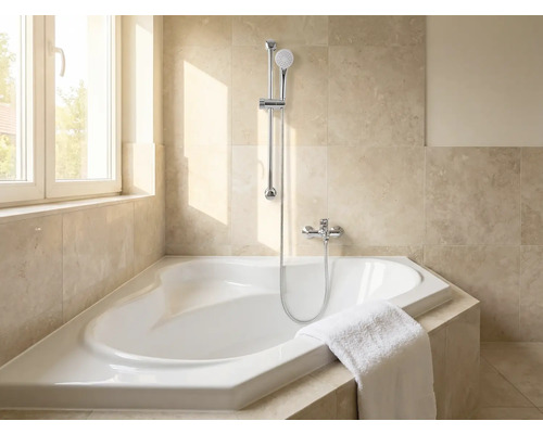 Badezimmer mit Eckbadewanne, Duschkopf und Handtuch