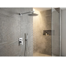 Ensemble de douche moderne avec douche de tête et douchette à main dans une salle de bain avec des carreaux gris