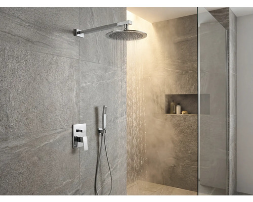 Ensemble de douche moderne avec douche de tête et douchette à main dans une salle de bain avec des carreaux gris