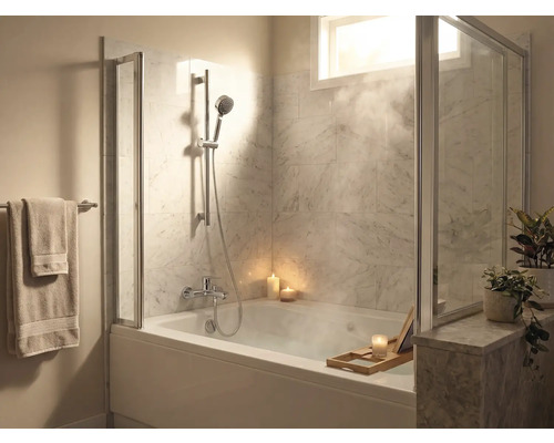 Helles Badezimmer mit Badewanne, Duschabtrennung und Handtüchern