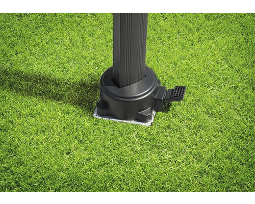 Detailansicht eines Pavillonfußes auf Rasen