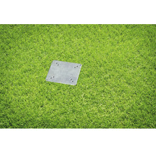 Metallplatte mit Bohrungen auf Rasen