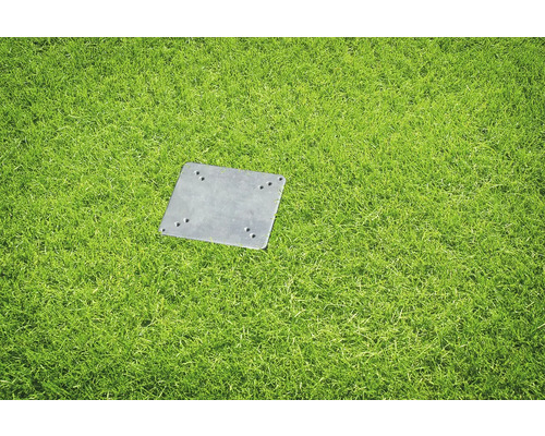 Metallplatte mit Bohrungen auf Rasen