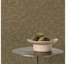 Tapete mit geometrischem Muster und Schale mit Kiwis auf einem Tisch