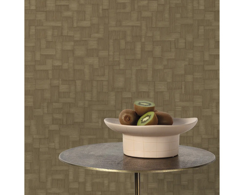 Tapete mit geometrischem Muster und Schale mit Kiwis auf einem Tisch