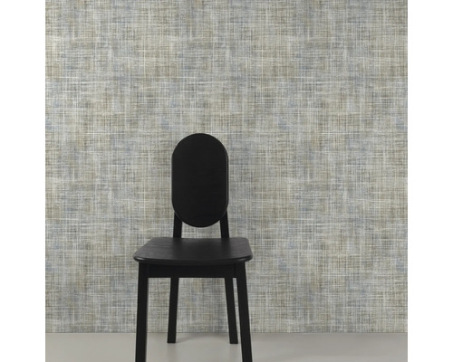 Nahaufnahme einer Wand mit Textiltapete und einem Stuhl