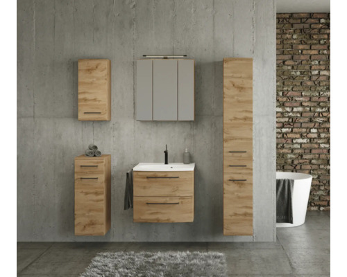 Modernes Badezimmermöbel-Set in Eichenoptik mit Waschtisch, Spiegelschrank, Hochschrank und Beistellschränken vor einer Betonwand im Industriedesign.