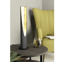 Dekorative Tischleuchte mit Goldfarbenem Inneren auf einem Beistelltisch