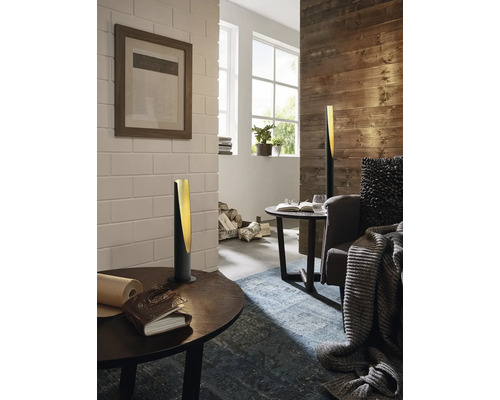 Wohnzimmer mit Tischleuchten und Holzvertäfelung