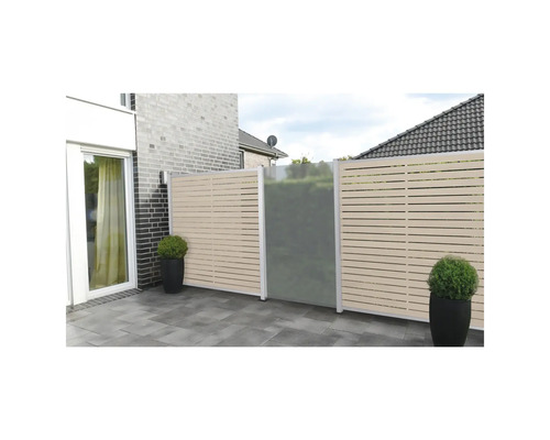 Gartenzaun mit horizontalen Latten und blickdichter Scheibe