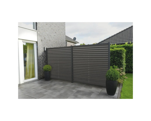 Sichtschutzzaun aus Kunststofflamellen im Gartenbereich