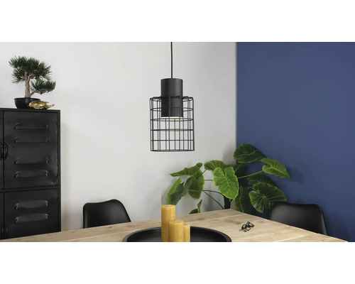 Szene mit einer Hängeleuchte mit Käfigschirm über einem Holztisch