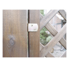 Vue détaillée d'un portail de jardin avec charnière métallique