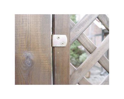 Vue détaillée d'un portail de jardin avec charnière métallique