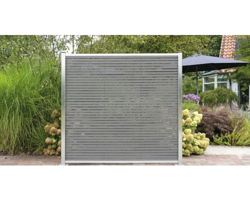 Sichtschutzzaun im Gartenbereich