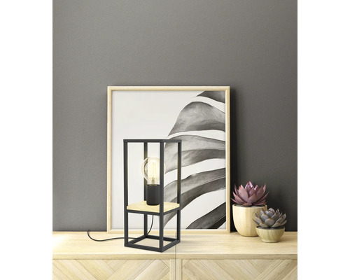 Dekorative Tischleuchte mit geometrischem Metallsockel und Holzelement