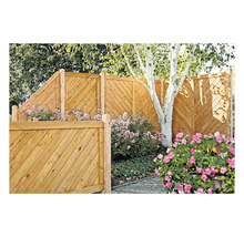 Clôture en bois avec motif de planches diagonales dans le jardin