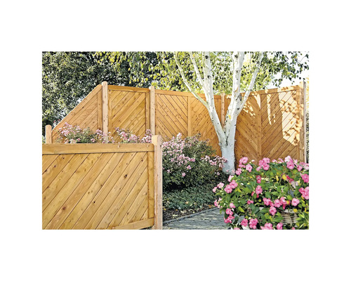 Clôture en bois avec motif de planches diagonales dans le jardin