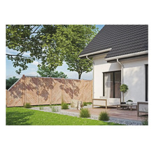 Holzzaun im Garten mit Gartenmöbeln und Rasenfläche vor einem Wohnhaus