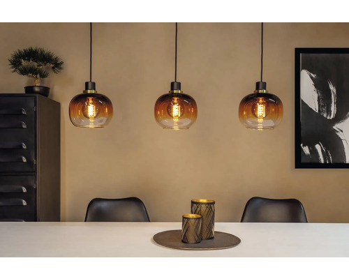 Scène avec trois suspensions en verre au-dessus d'une table à manger