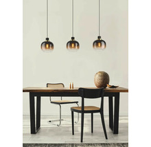 Table de salle à manger avec trois suspensions, chaises et décoration