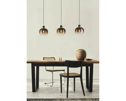 Table de salle à manger avec trois suspensions, chaises et décoration