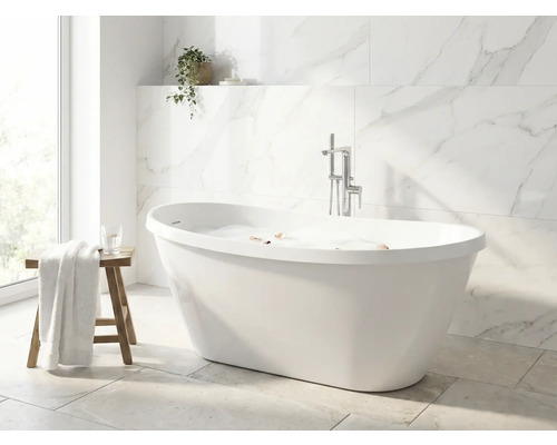 Salle de bains lumineuse avec baignoire îlot, carreaux de marbre et tabouret en bois