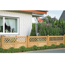 Clôture en bois devant une maison avec jardin
