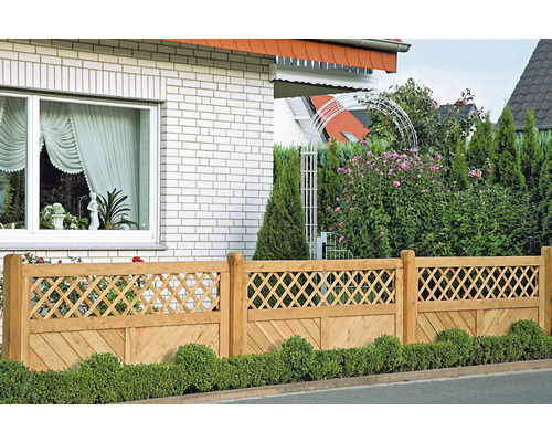 Clôture en bois devant une maison avec jardin