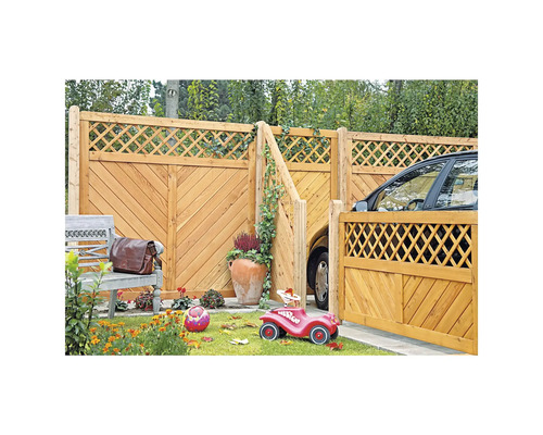 Clôture en bois avec portillon et allée de garage dans le jardin