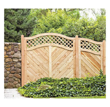 Clôture en bois avec motif losanges et mur en pierre dans le jardin