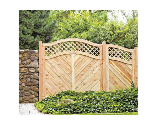 Clôture en bois avec motif losanges et mur en pierre dans le jardin