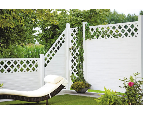 Jardin avec clôture blanche et chaise longue