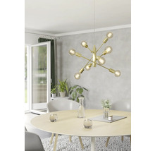 Moderne Esszimmerszene mit einem runden Tisch, Stühlen und einer goldenen Hängelampe.